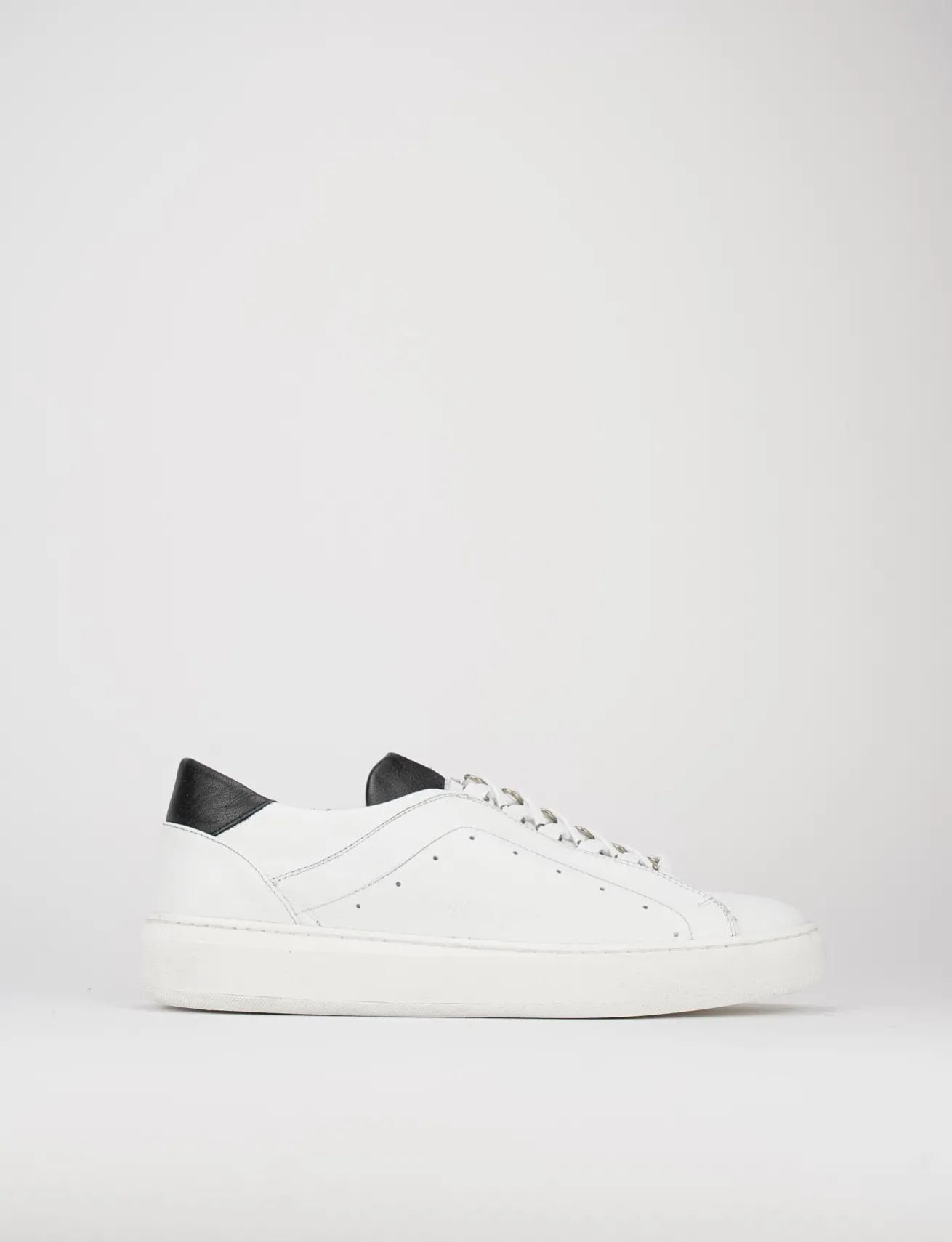 snkrs fondo gomma e soletto interno in vera pelle. tomaia in morbida pelle bianco