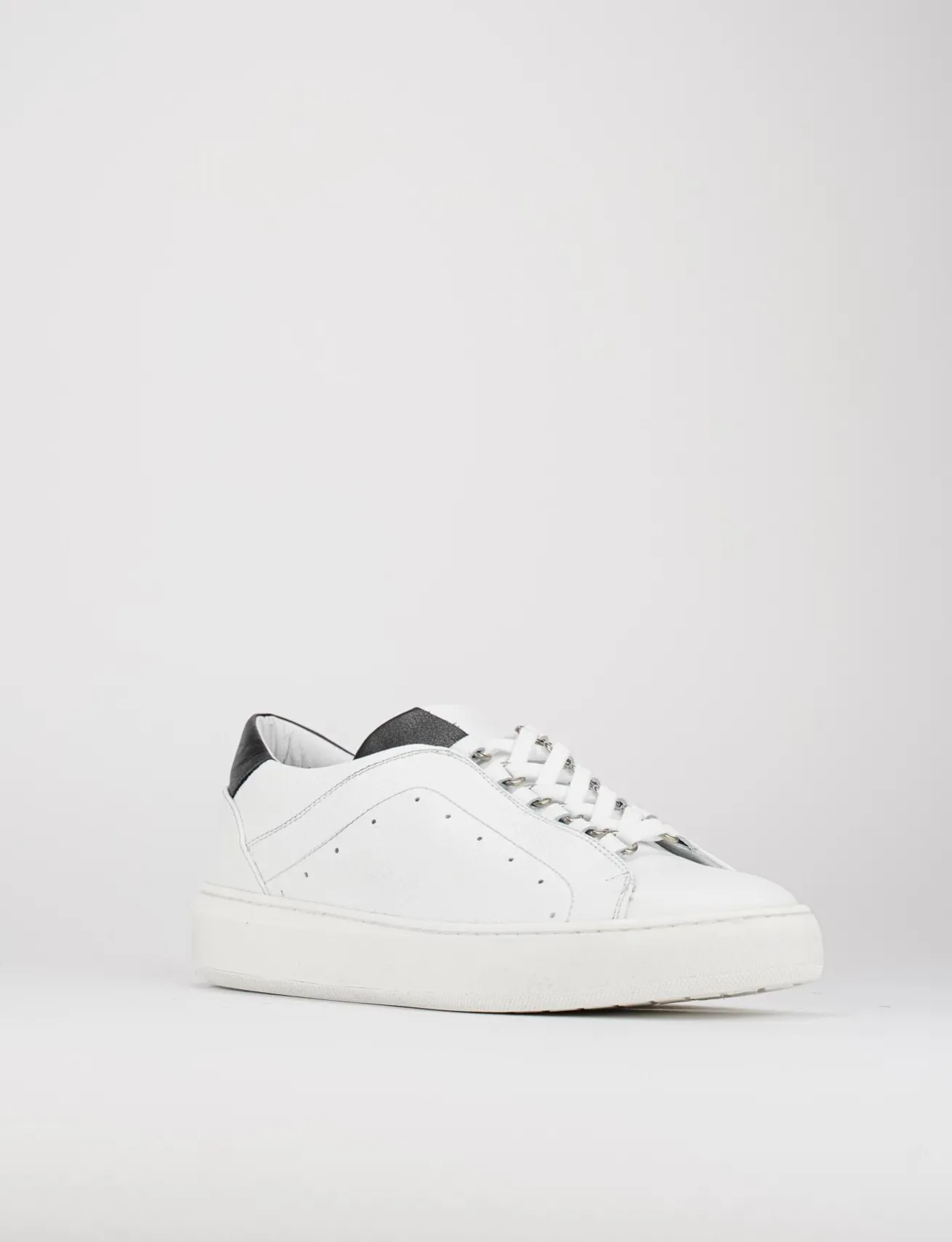 snkrs fondo gomma e soletto interno in vera pelle. tomaia in morbida pelle bianco