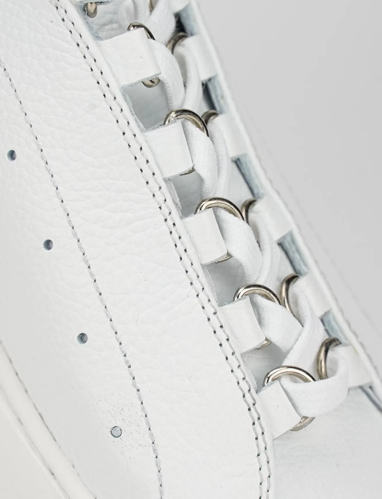 snkrs fondo gomma e soletto interno in vera pelle. tomaia in morbida pelle bianco