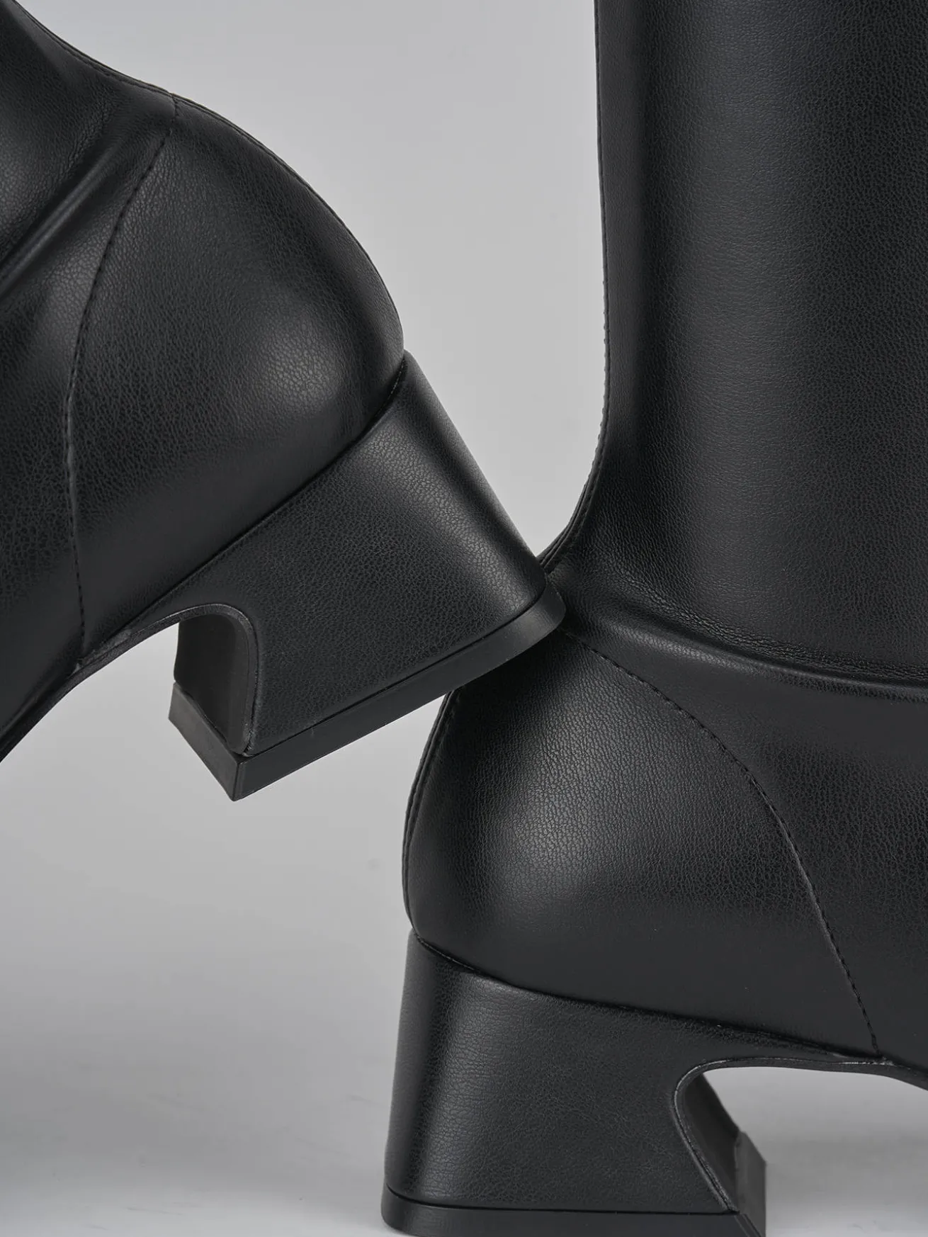 Stivale scosciato tacco 5cm nero pelle