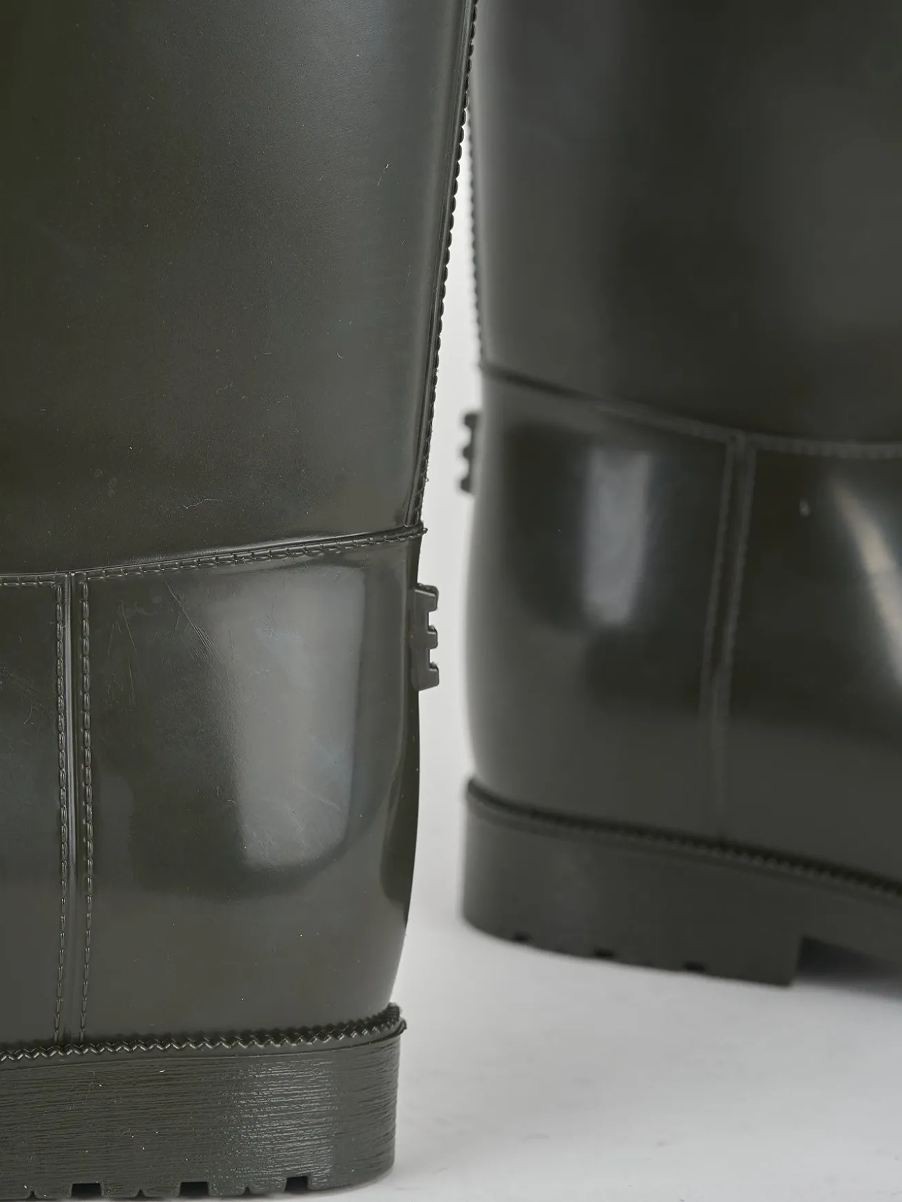 Stivale tacco 2 cm verde gomma