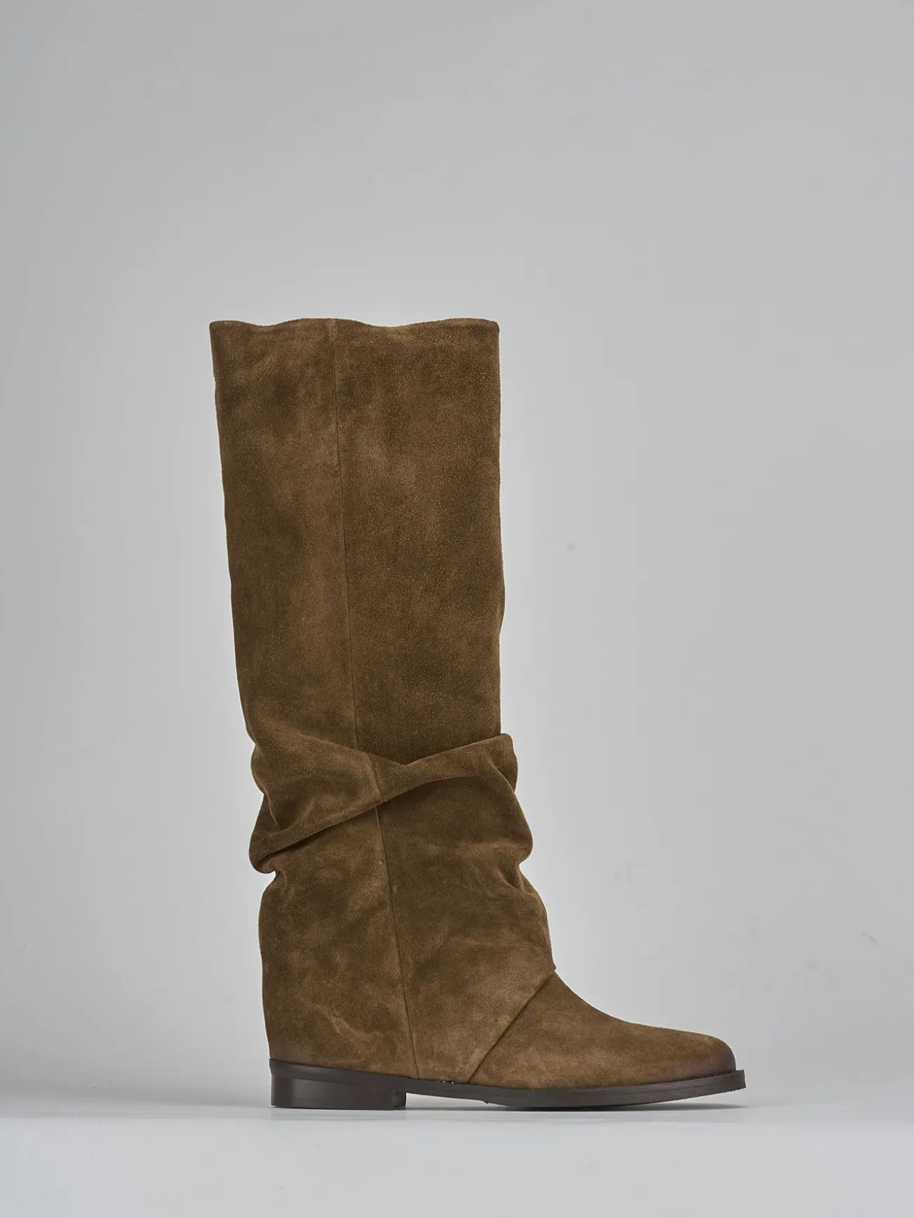 Stivale tacco 2 cm marrone camoscio