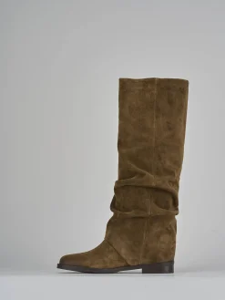 Stivale tacco 2 cm marrone camoscio