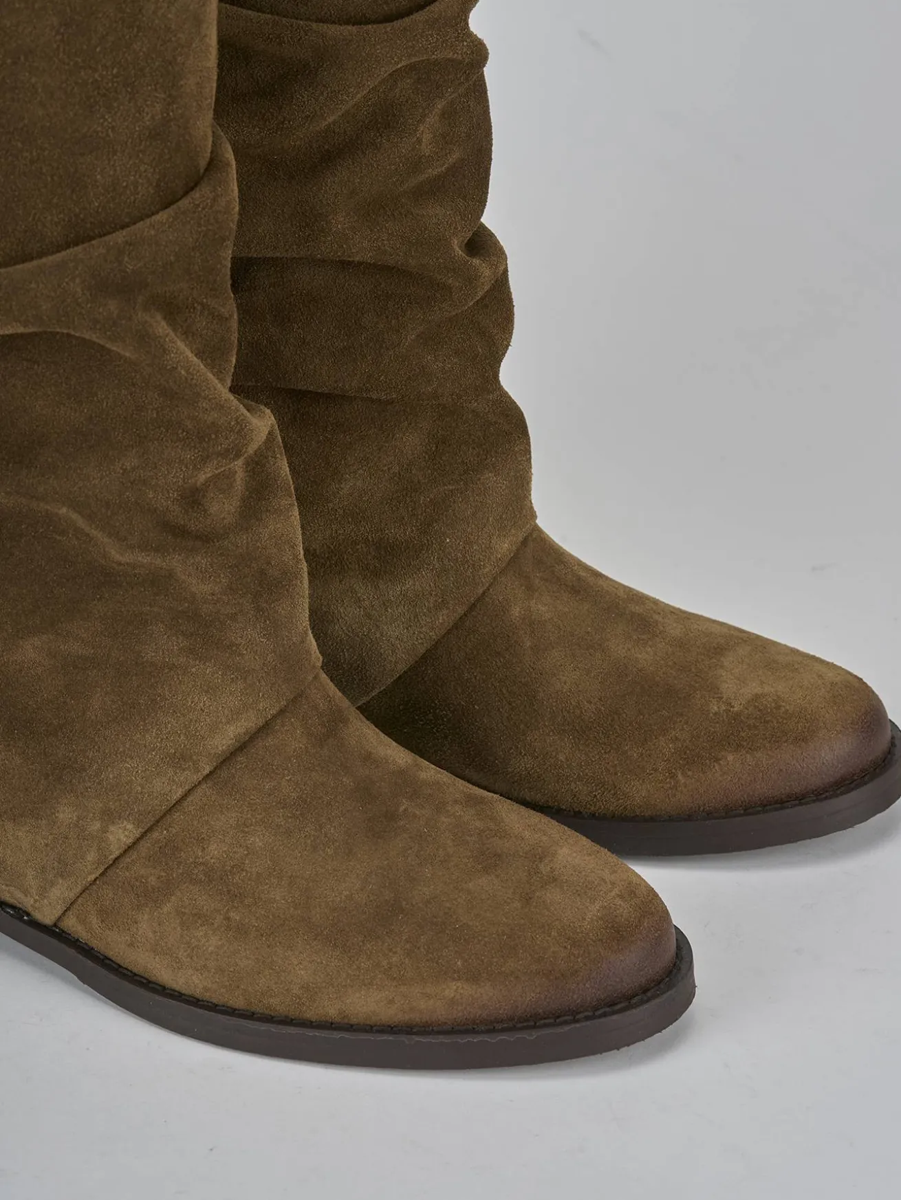 Stivale tacco 2 cm marrone camoscio