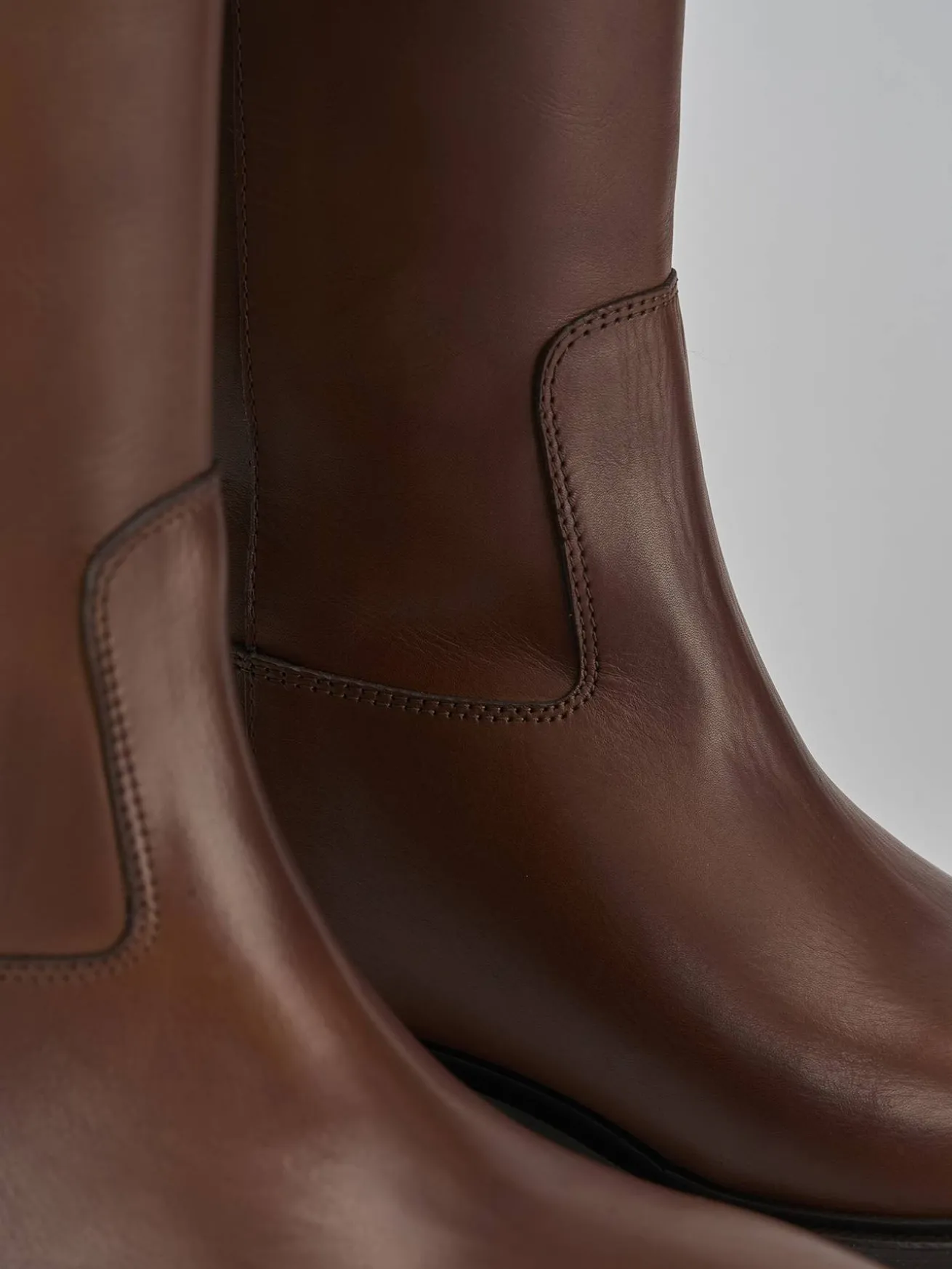 Stivale tacco 2 cm marrone pelle