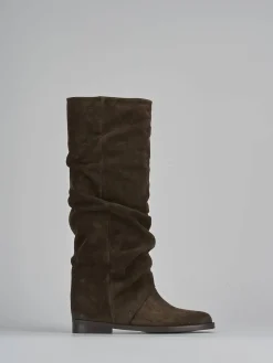 Stivale tacco 2 cm testa camoscio