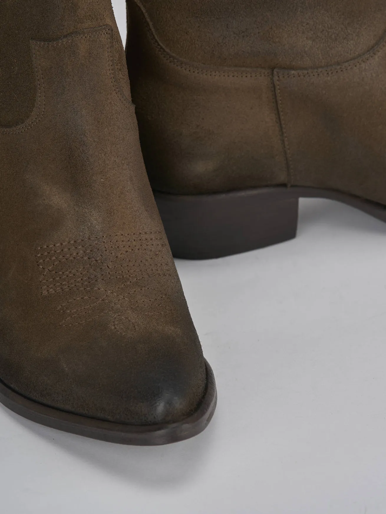 Stivaletti tacco 3cm camoscio beige