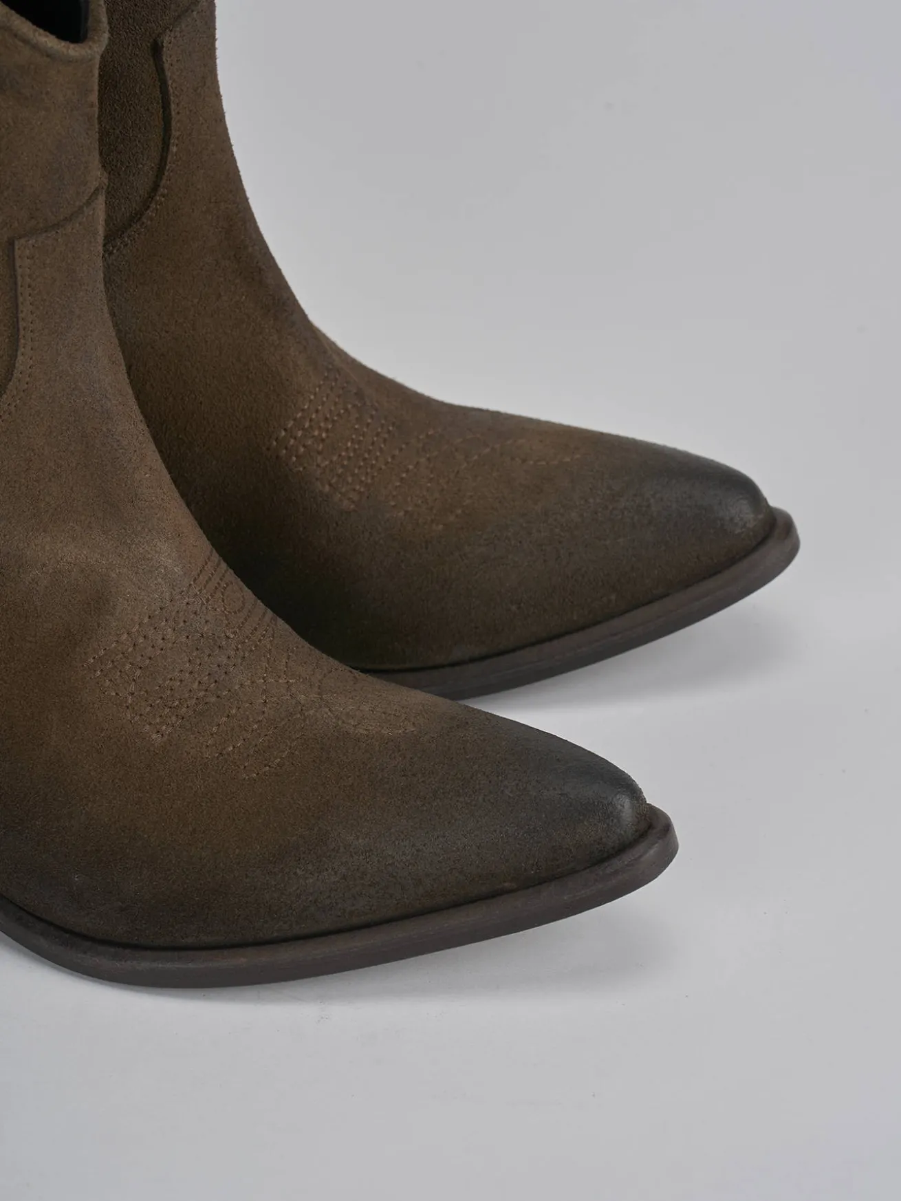 Stivaletti tacco 3cm camoscio beige