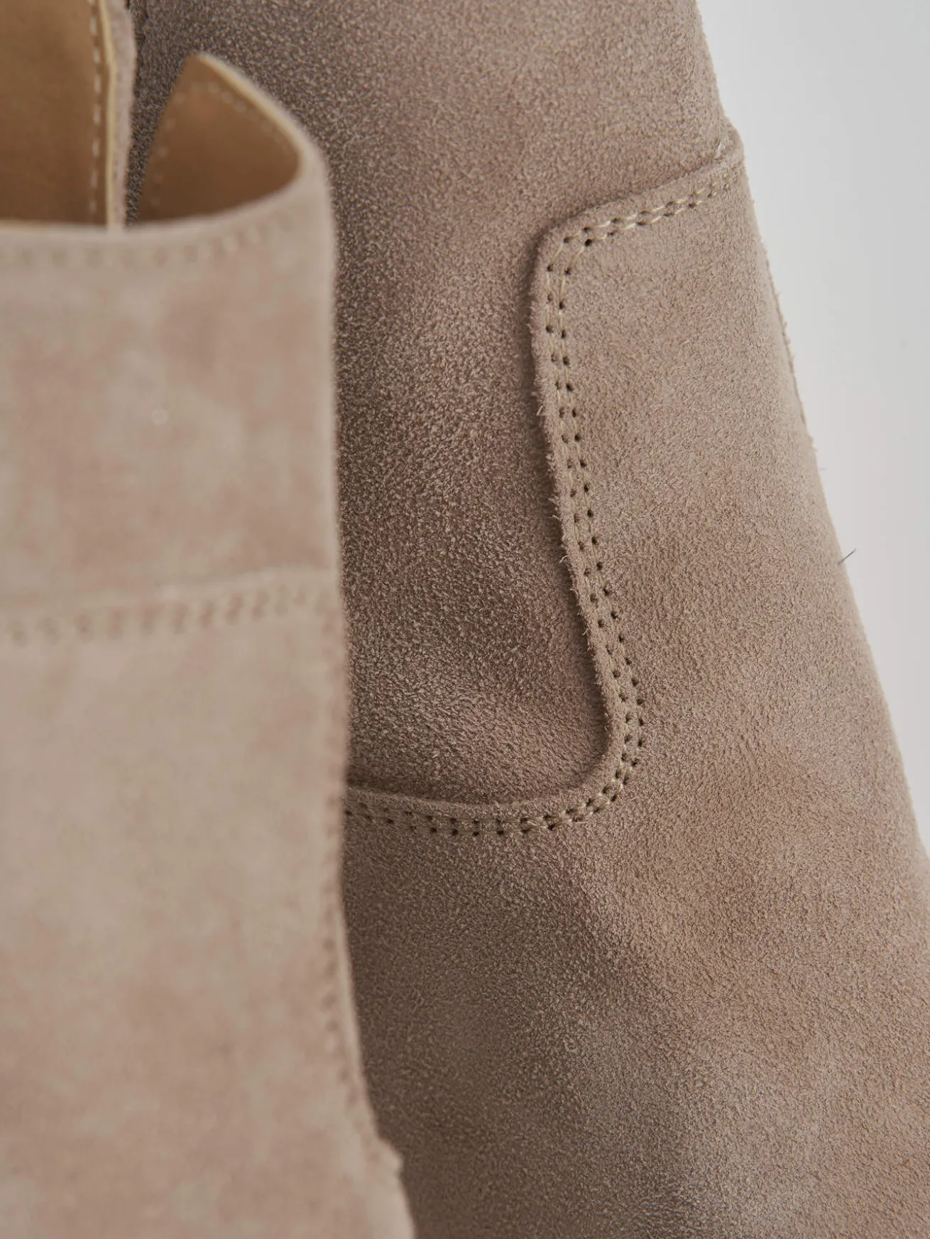 Stivaletti tacco 2cm camoscio beige