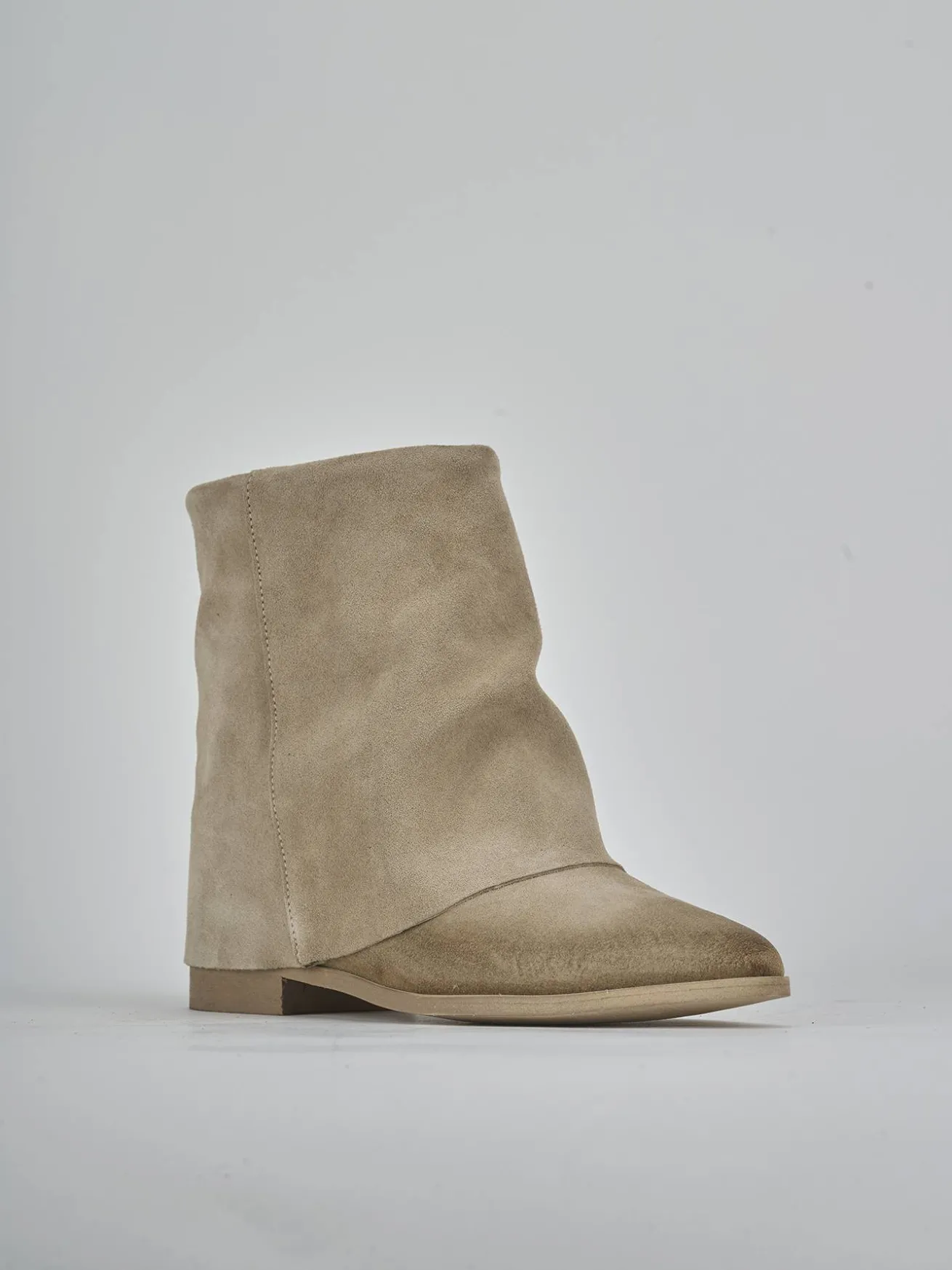 Stivaletti tacco 1cm camoscio beige