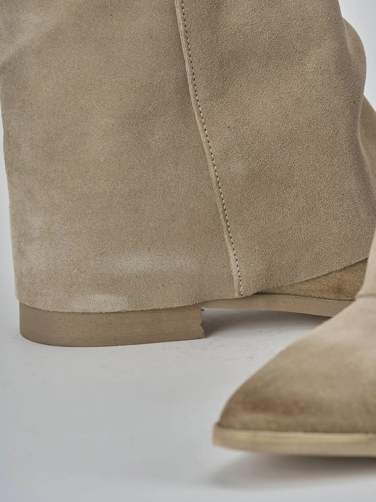 Stivaletti tacco 1cm camoscio beige