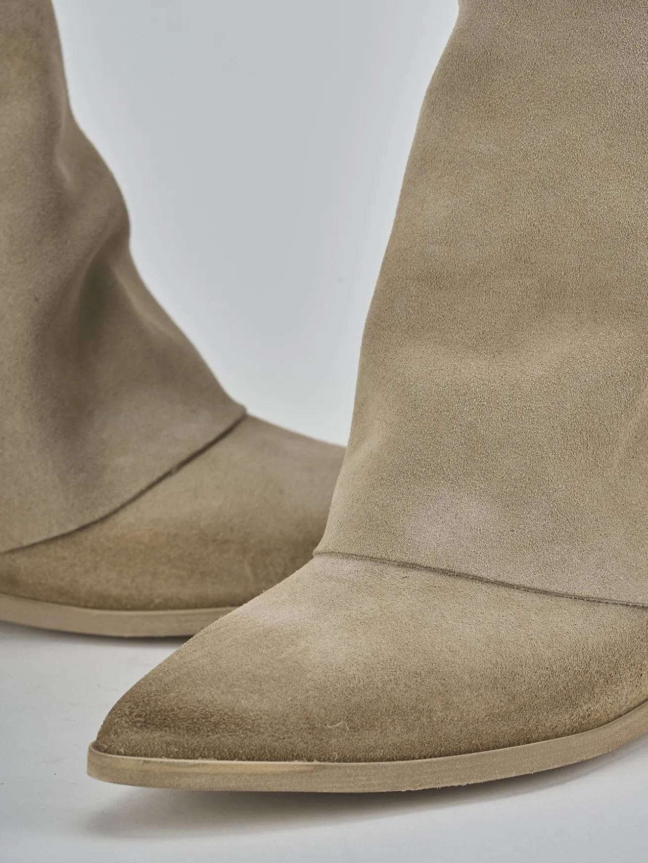 Stivaletti tacco 1cm camoscio beige