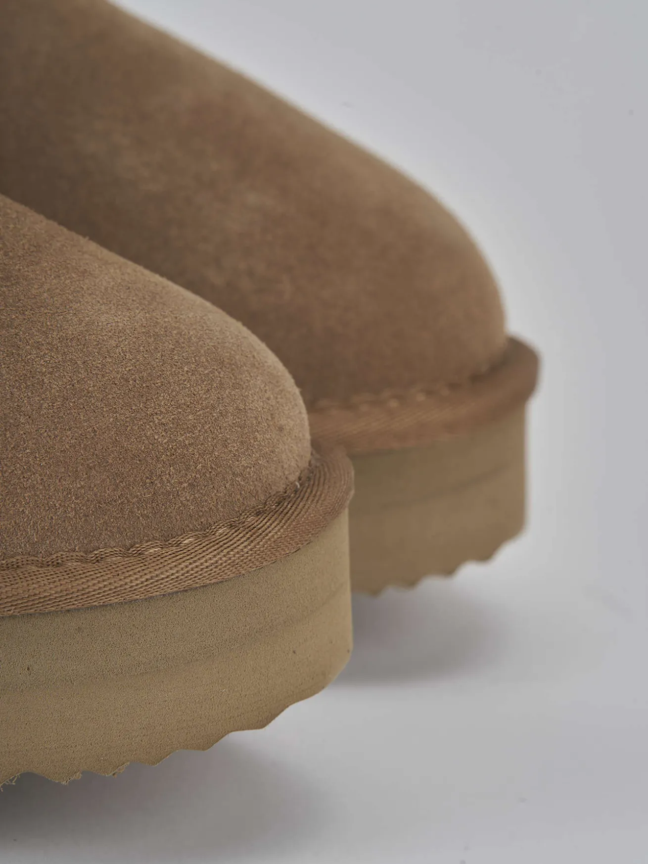 Stivaletti tacco 2cm camoscio beige