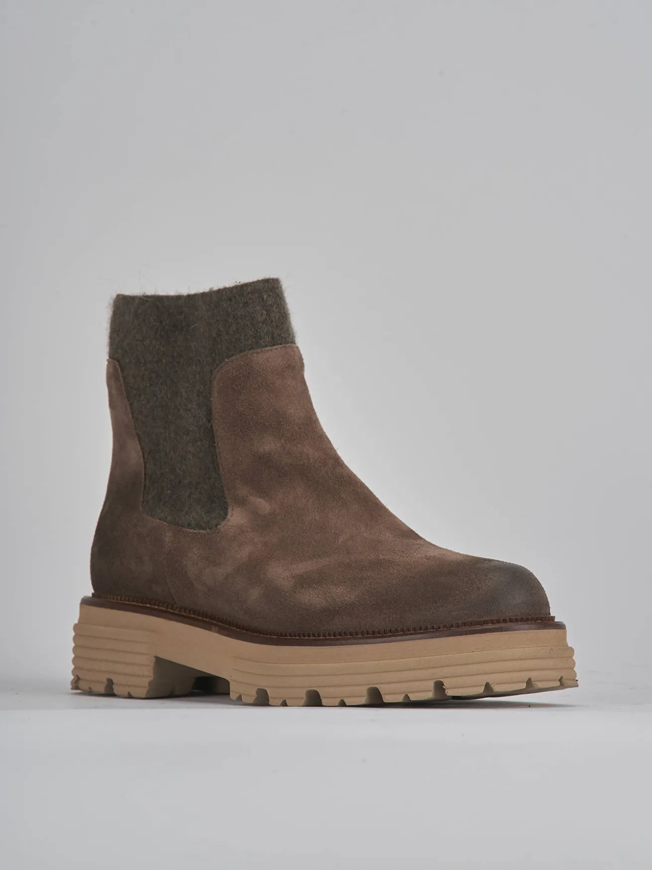 Stivaletti tacco 2cm camoscio beige