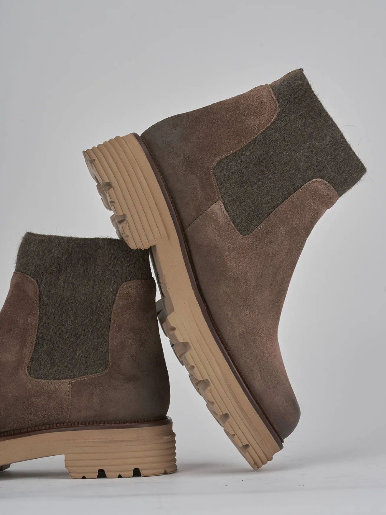 Stivaletti tacco 2cm camoscio beige