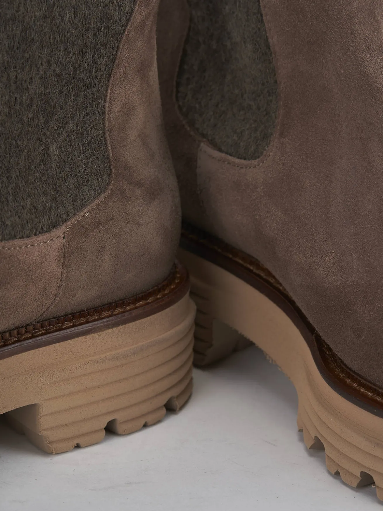 Stivaletti tacco 2cm camoscio beige