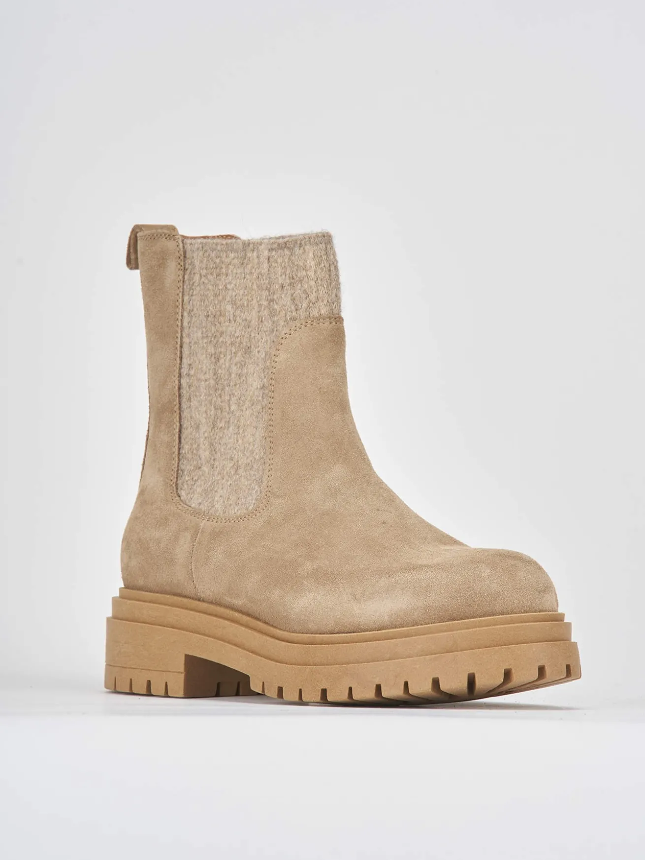 Stivaletti tacco 3cm camoscio beige