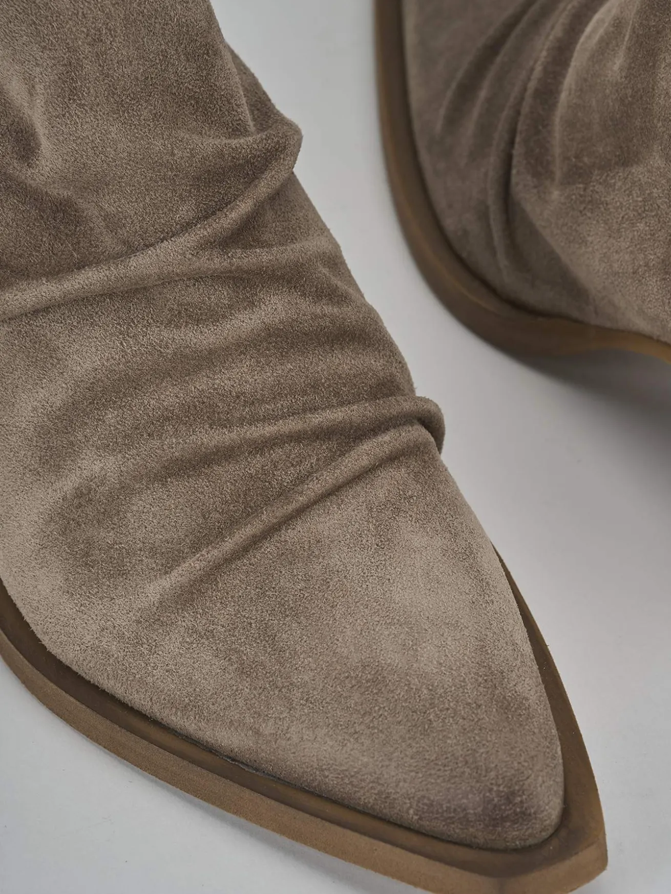 Stivaletti tacco 5cm camoscio beige