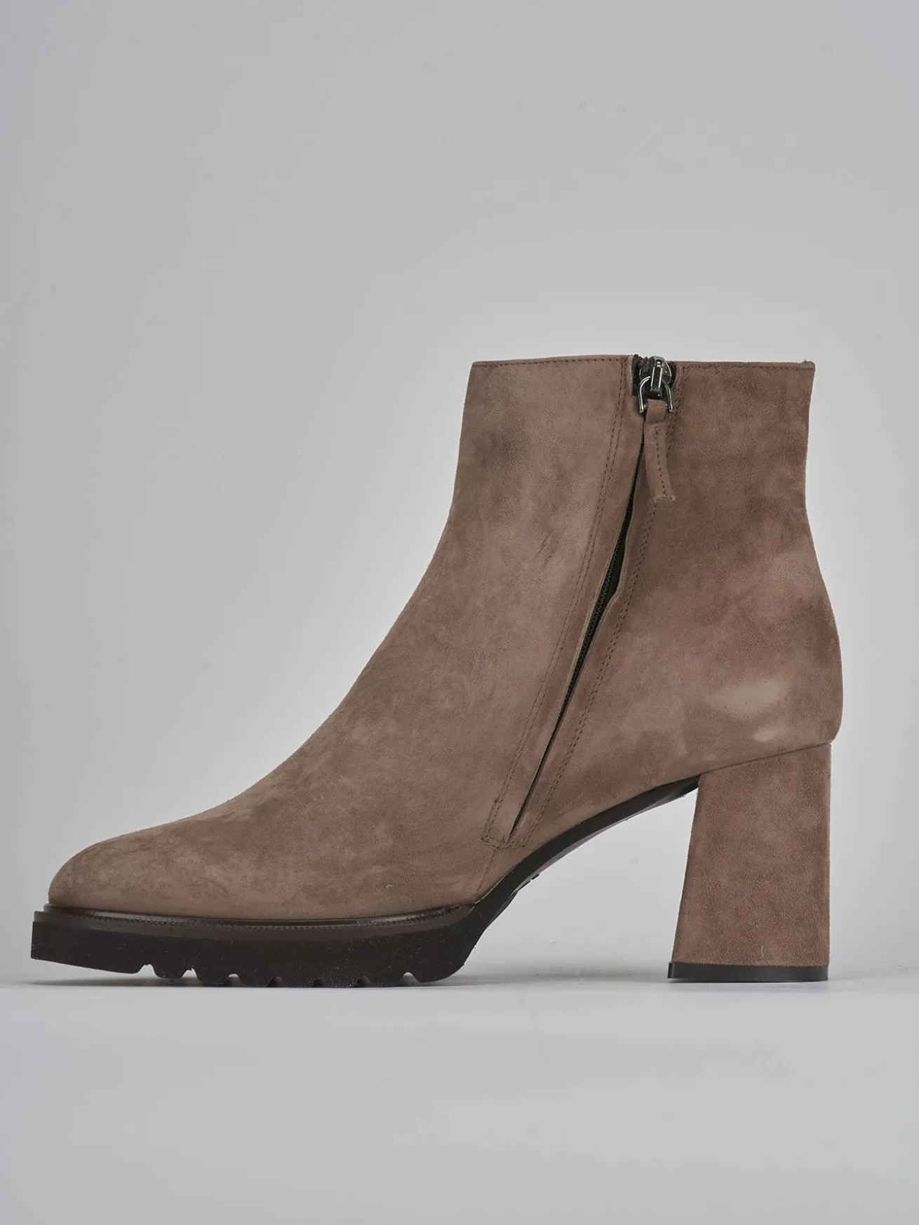 Stivaletto tacco 7 beige camoscio