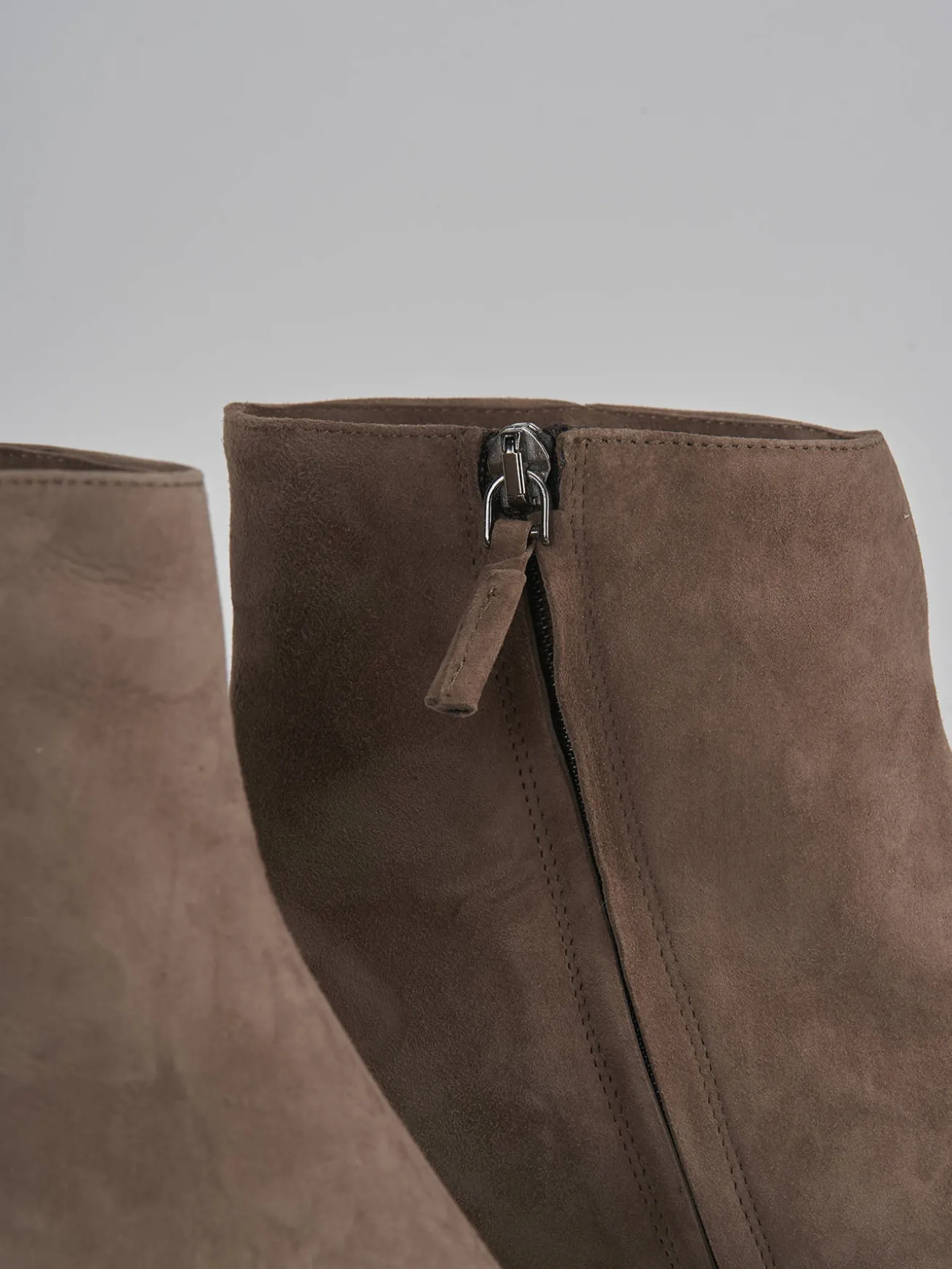 Stivaletto tacco 7 beige camoscio