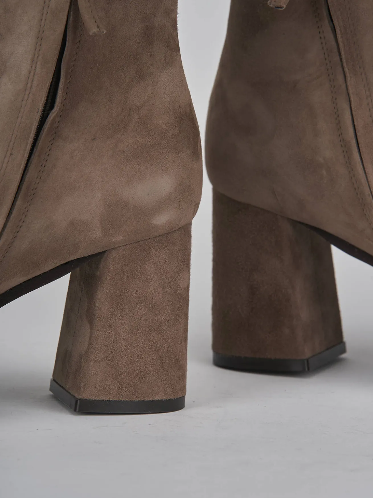 Stivaletto tacco 7 beige camoscio