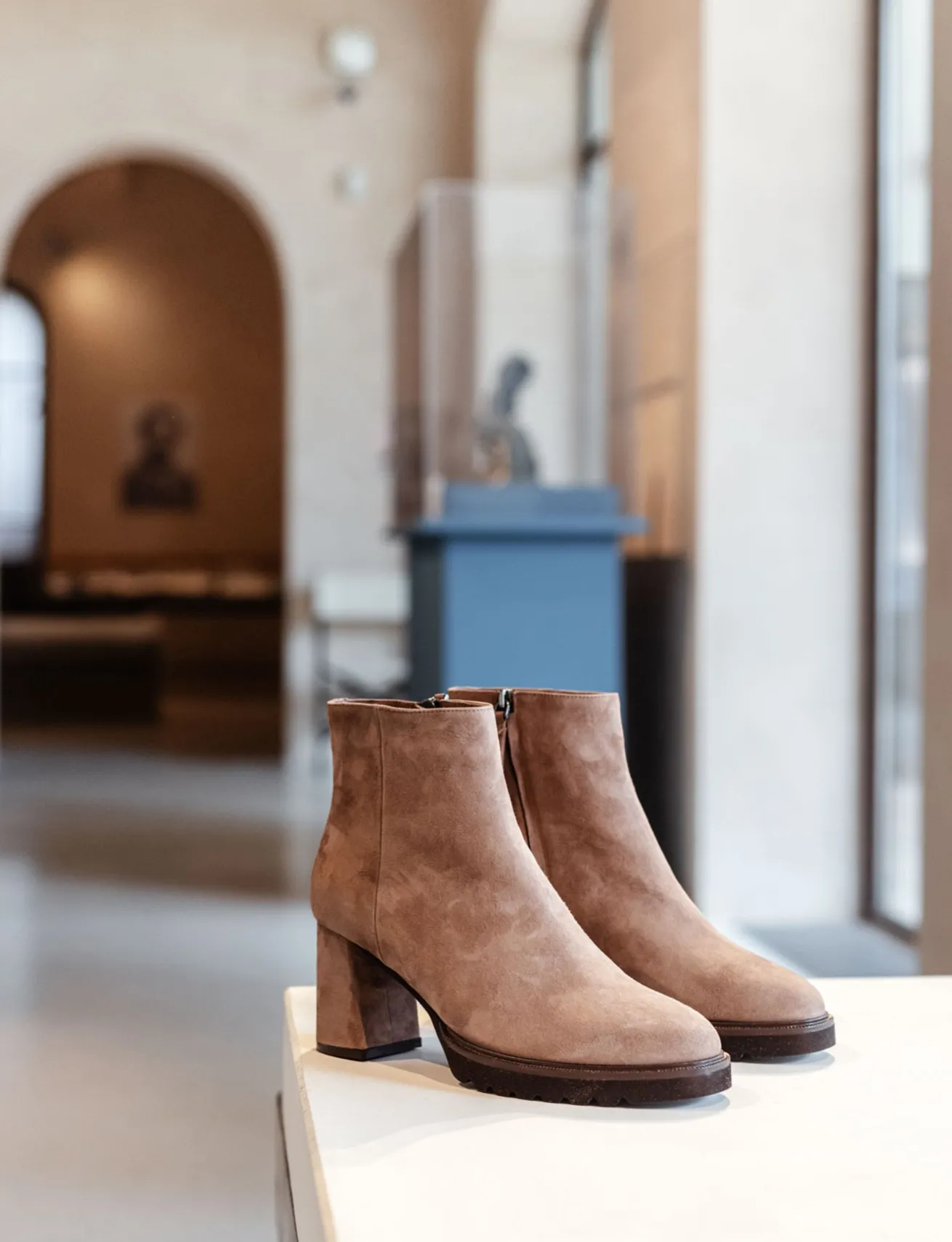 Stivaletto tacco 7 beige camoscio