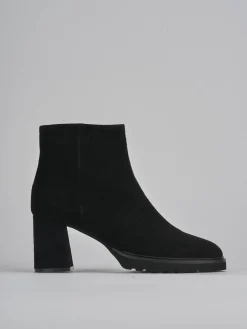 Stivaletto tacco 7 nero camoscio