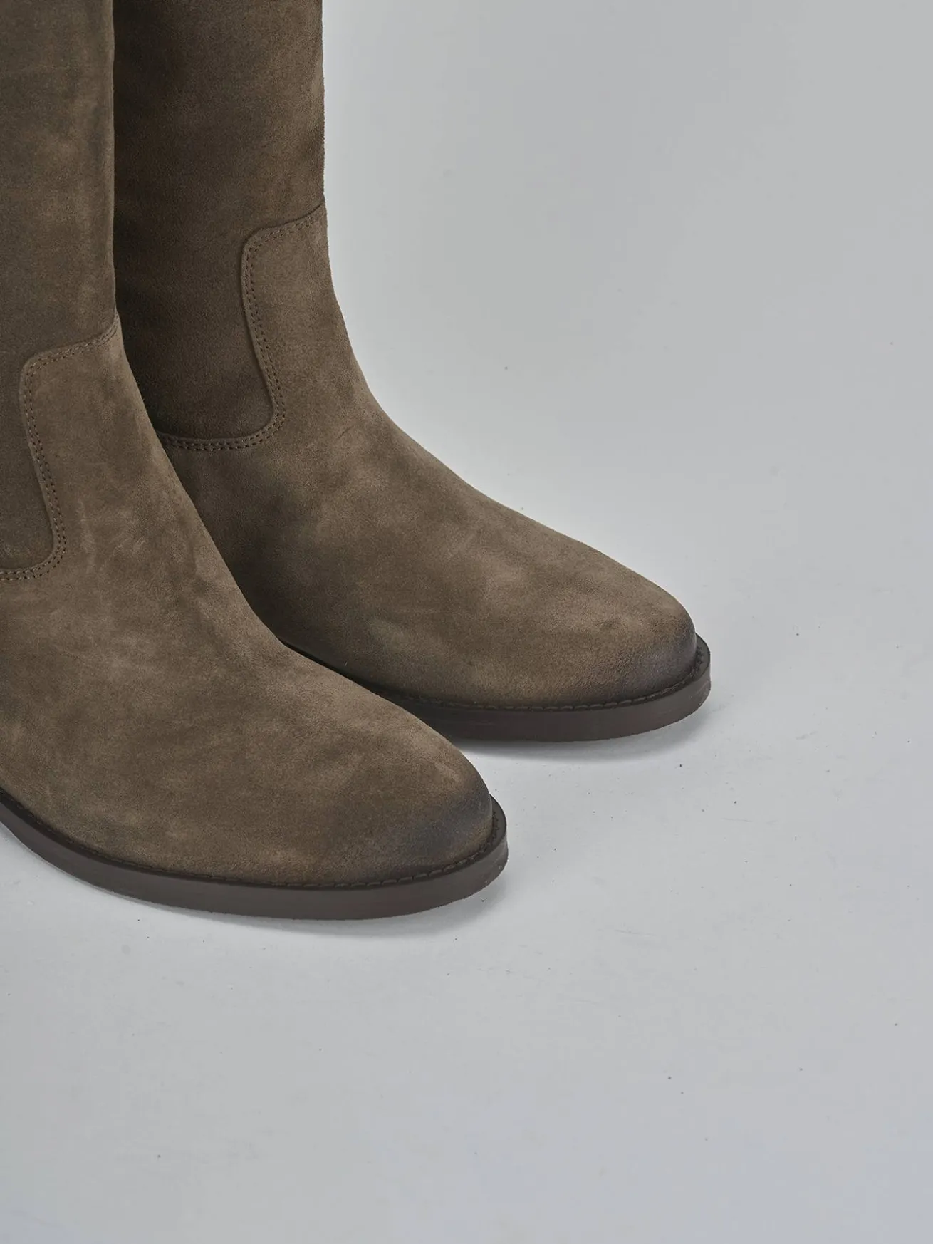 Stivali tacco 2cm camoscio beige