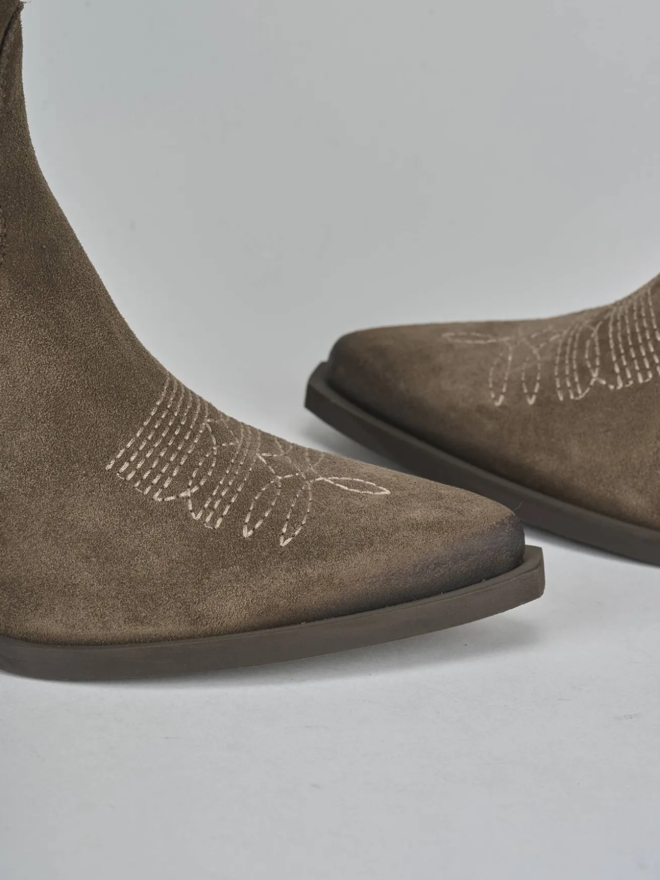 Stivali tacco 5cm camoscio beige