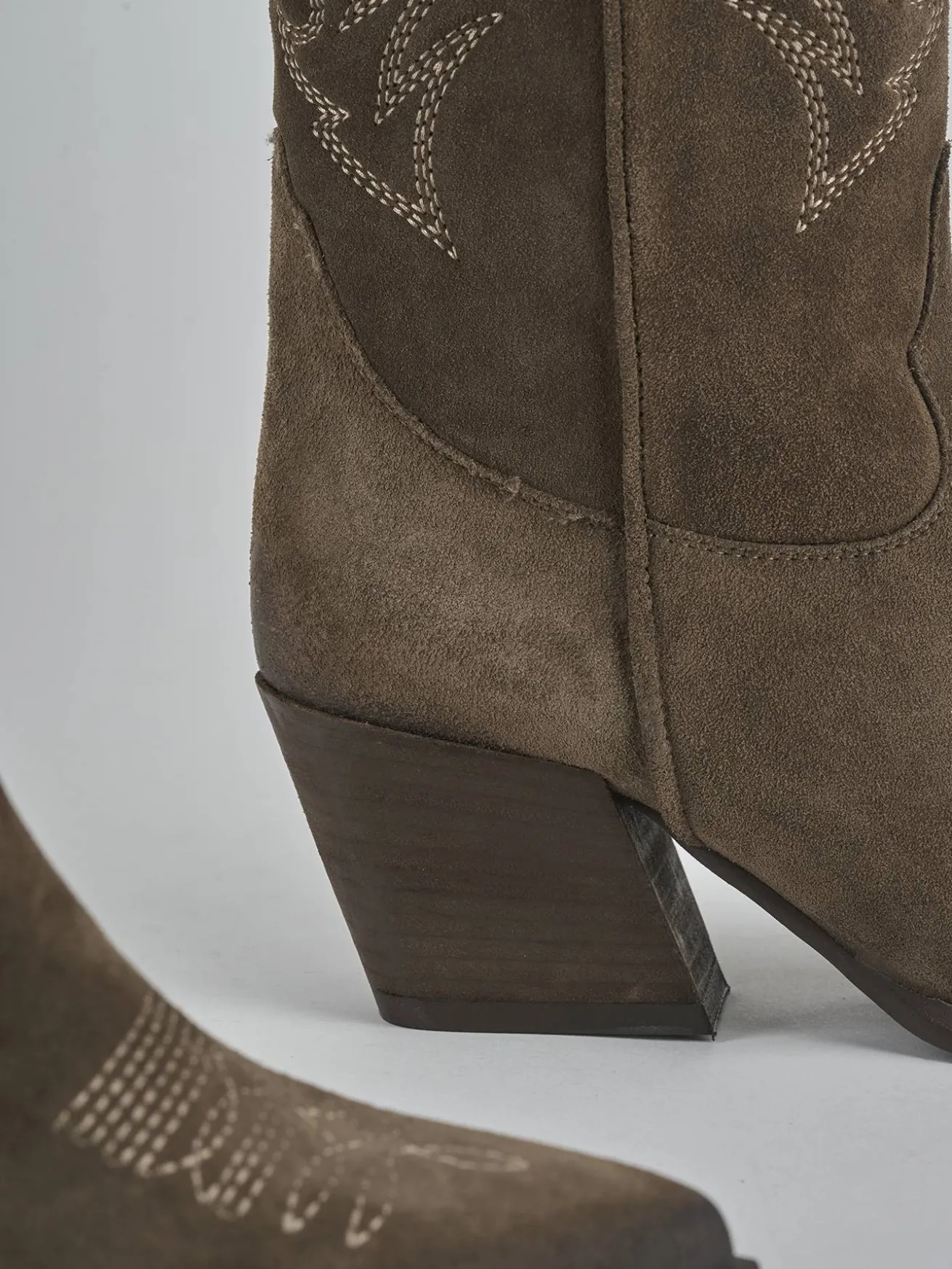 Stivali tacco 5cm camoscio beige