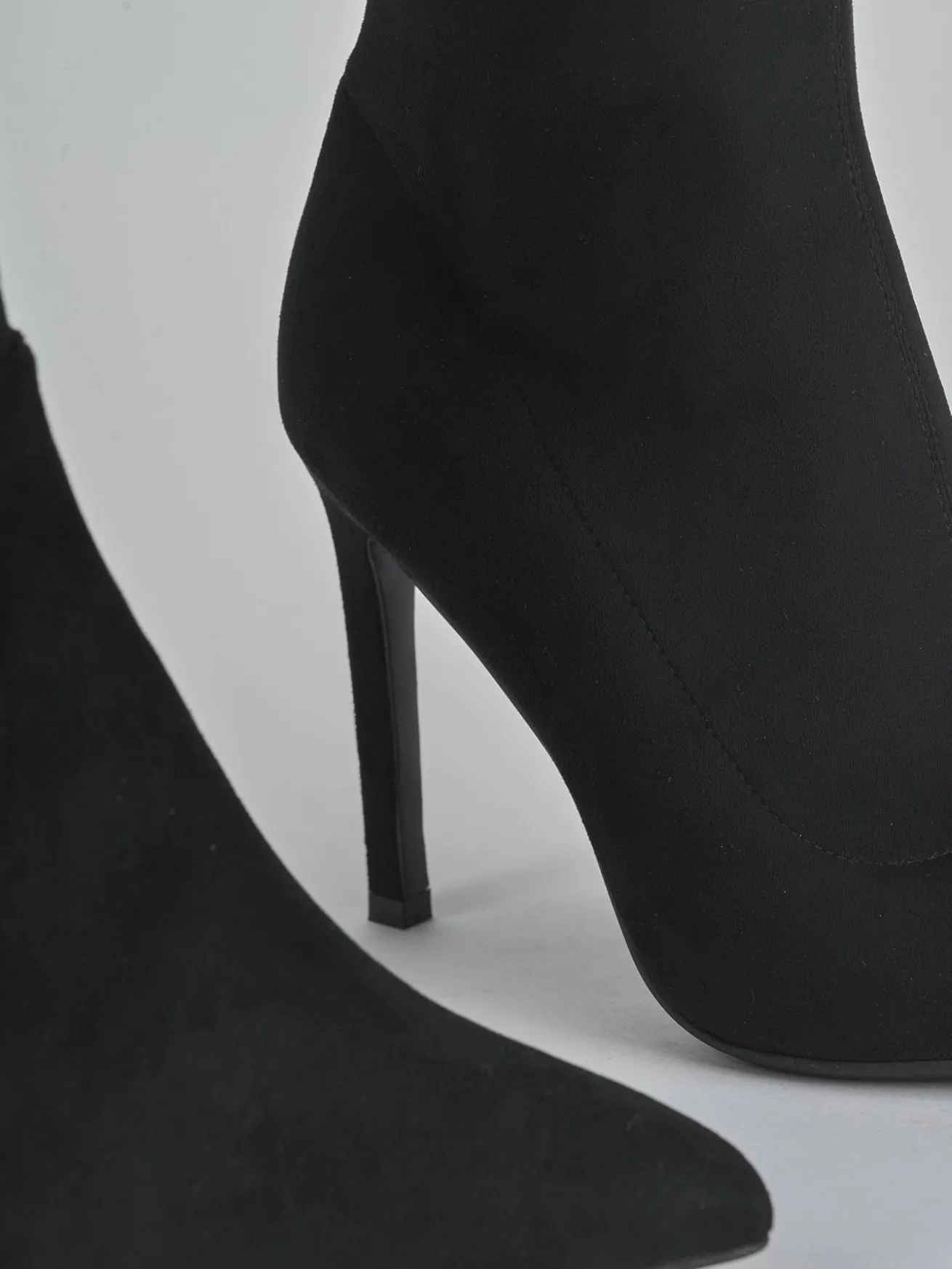 Stivali tacco 10cm camoscio sostenible nero