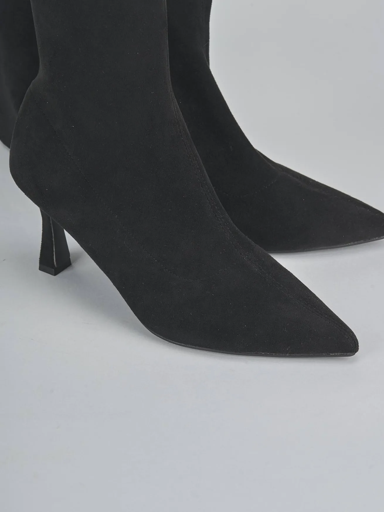 Stivali tacco 7cm camoscio sostenible nero