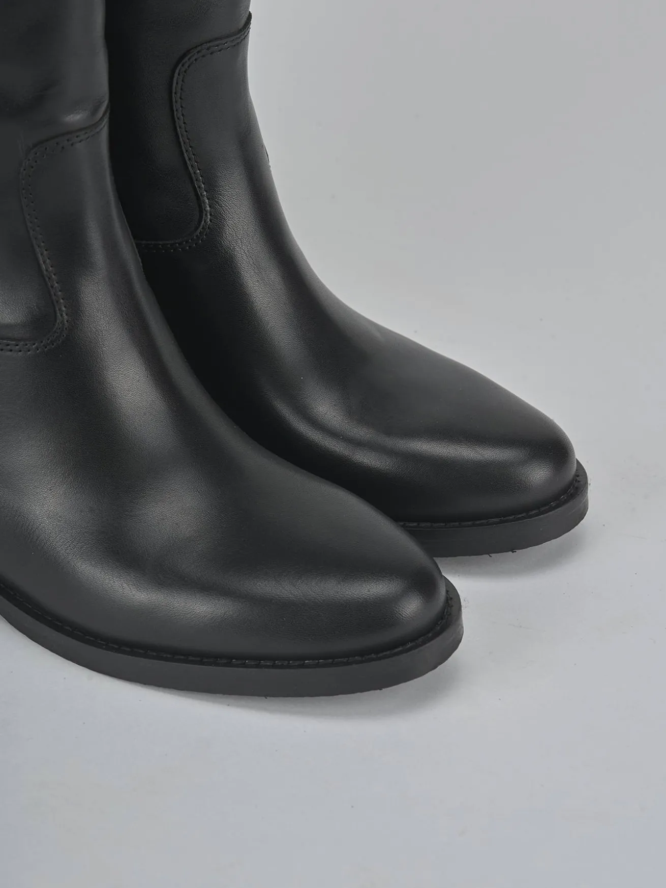 Stivali tacco 2cm pelle nero