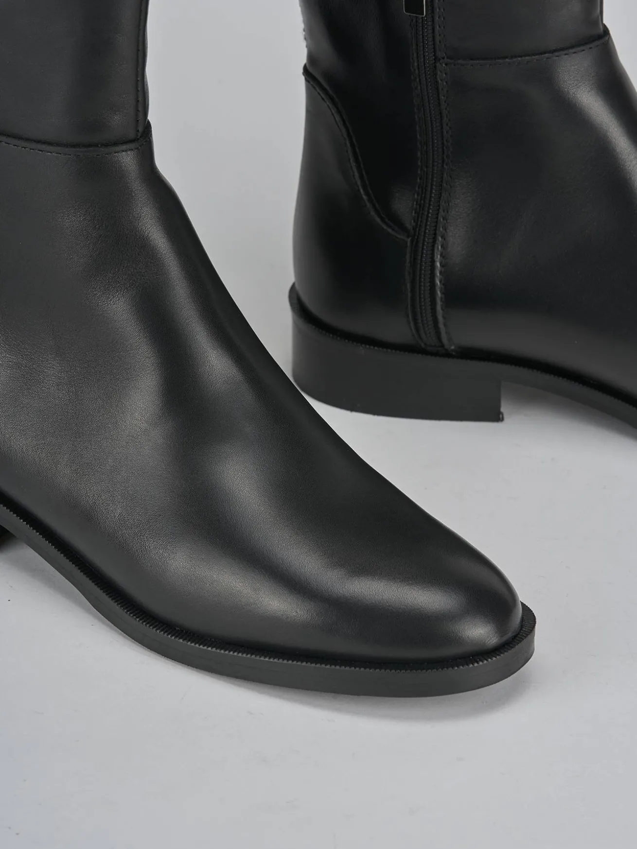 Stivali tacco 2cm pelle nero