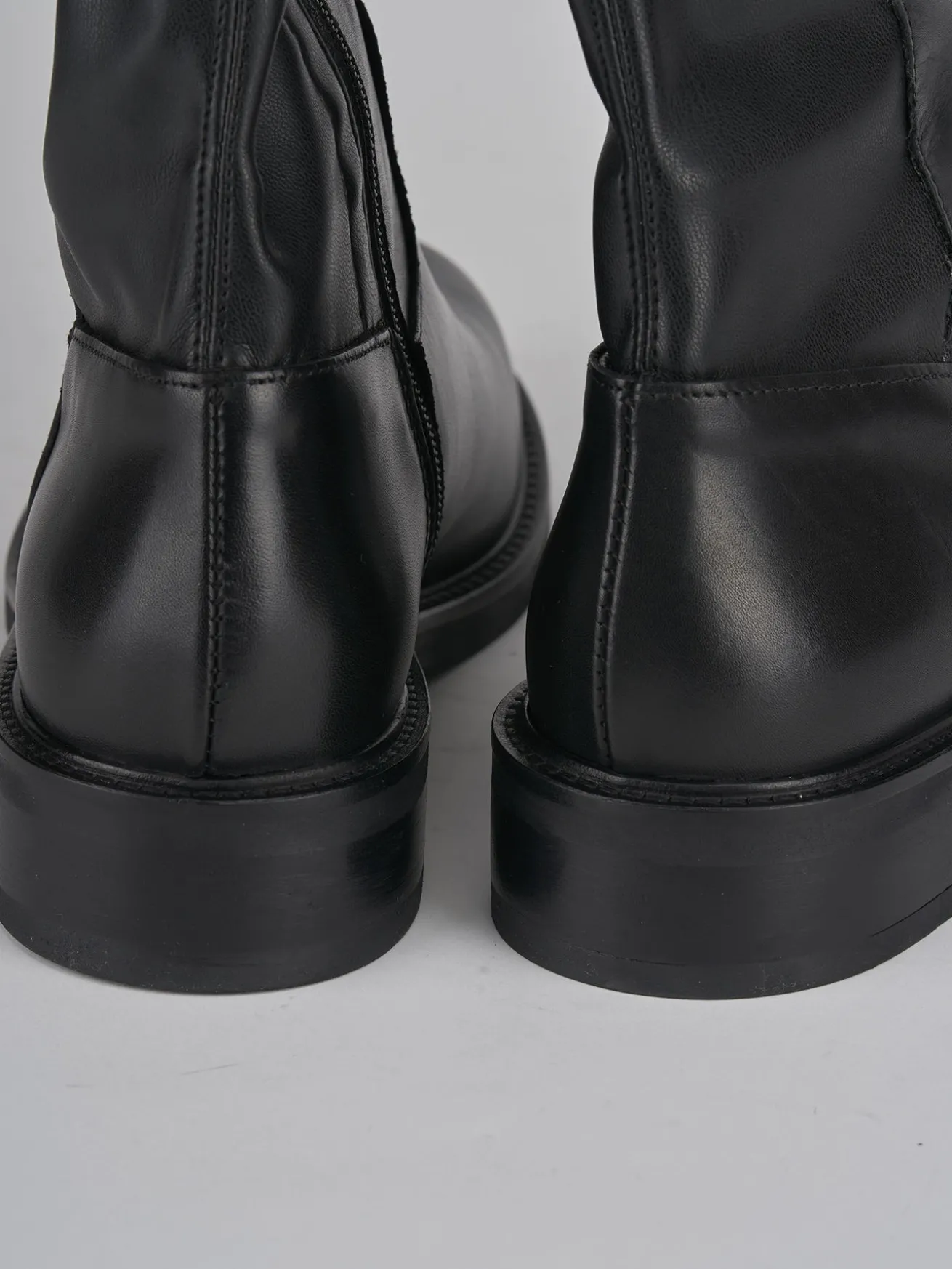 Stivali tacco 2cm pelle nero