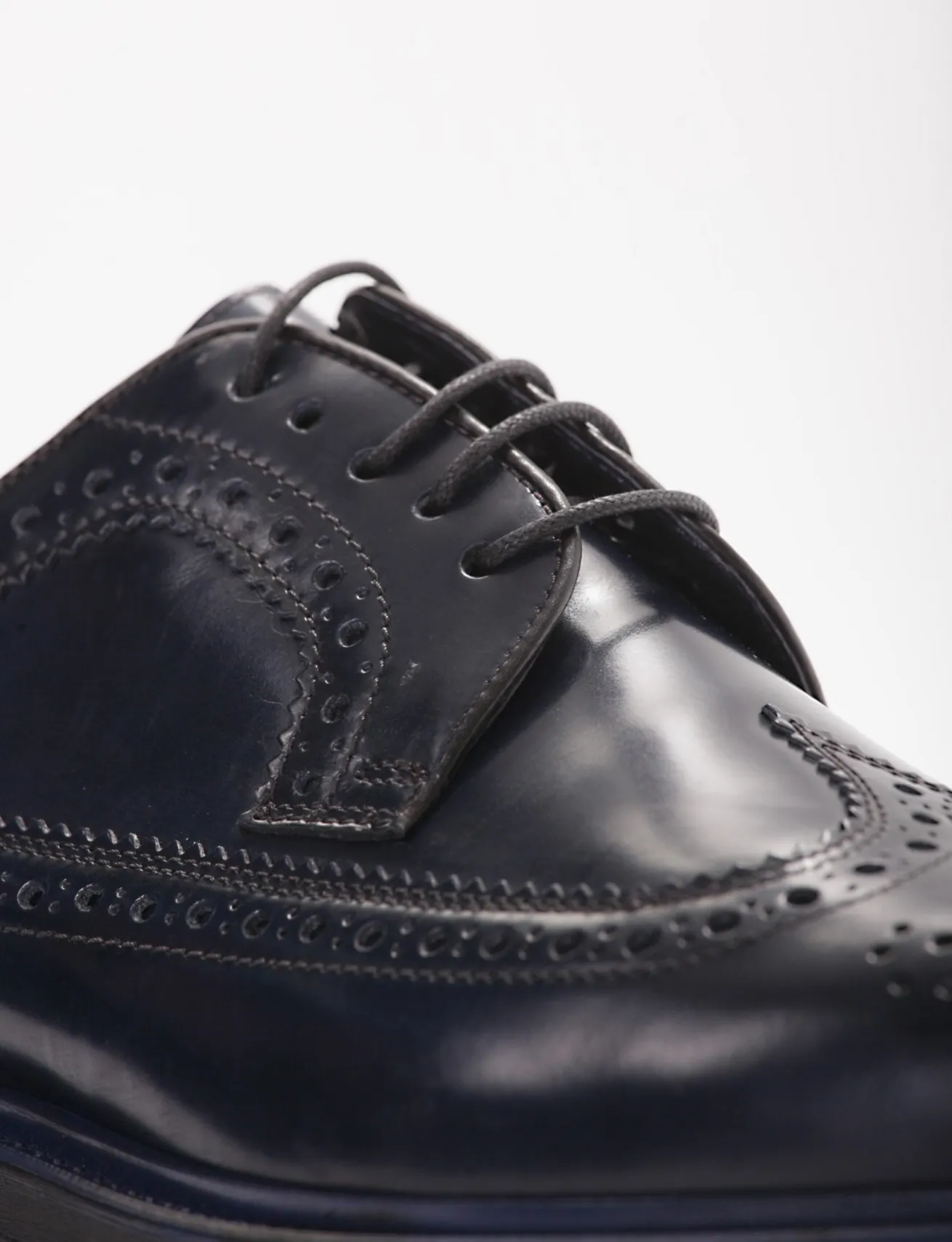 Stringata con fondo cuoio e soletto in vera pelle blu