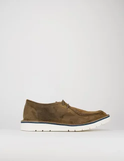 stringata fondo gomma e soletto interno in vera pelle. Tomaia in morbido camoscio testa