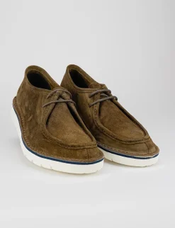 stringata fondo gomma e soletto interno in vera pelle. Tomaia in morbido camoscio testa