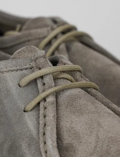 stringata fondo gomma e soletto interno in vera pelle. Tomaia in morbido camoscio grigio