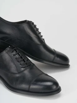 Stringata nero pelle