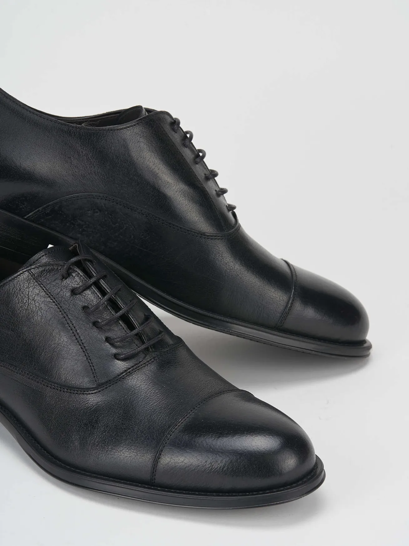 Stringata nero pelle