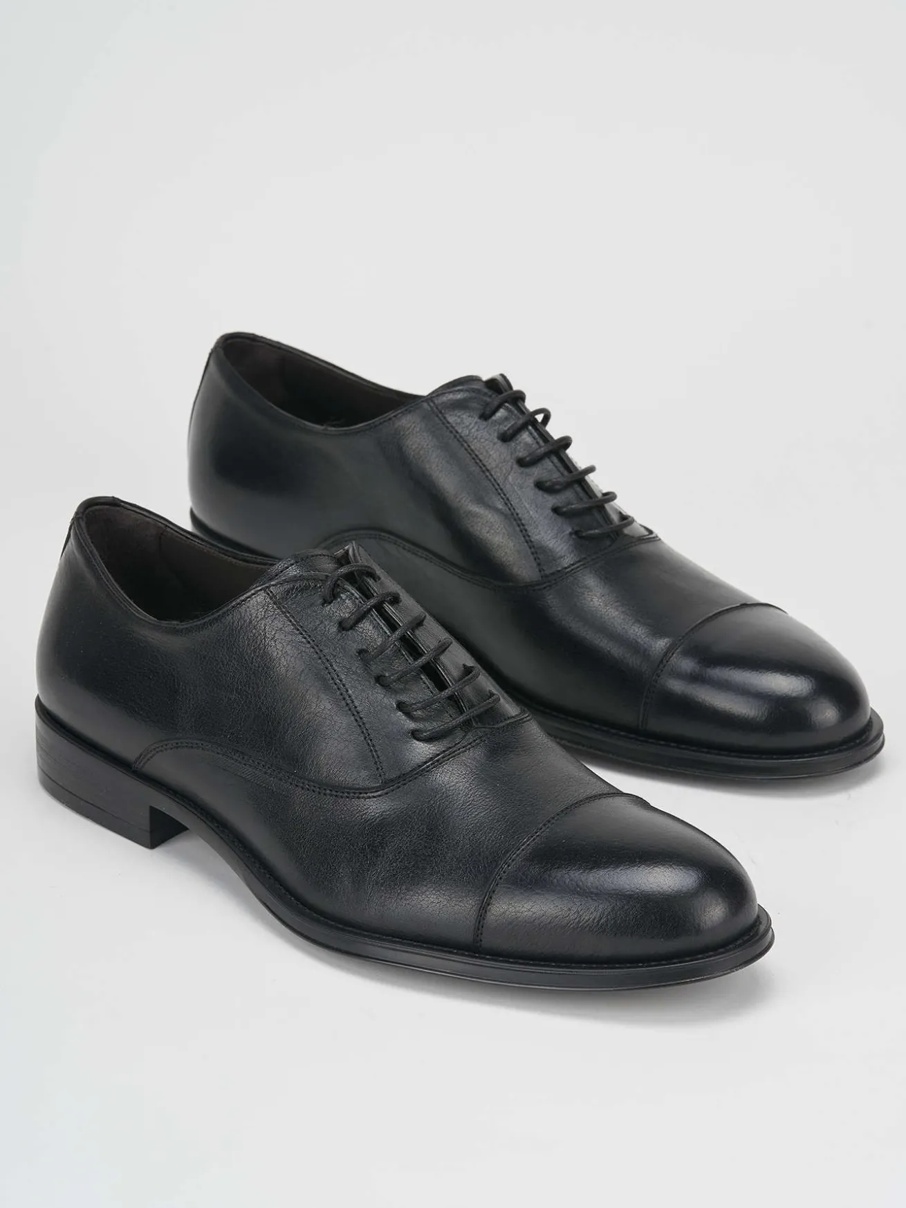 Stringata nero pelle