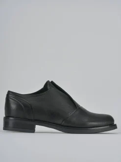 Stringata tacco 2 cm nero pelle