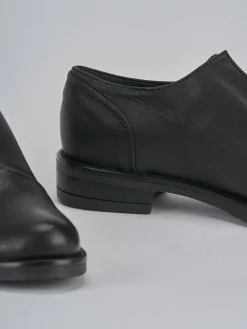 Stringata tacco 2 cm nero pelle