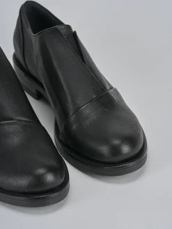 Stringata tacco 2 cm nero pelle