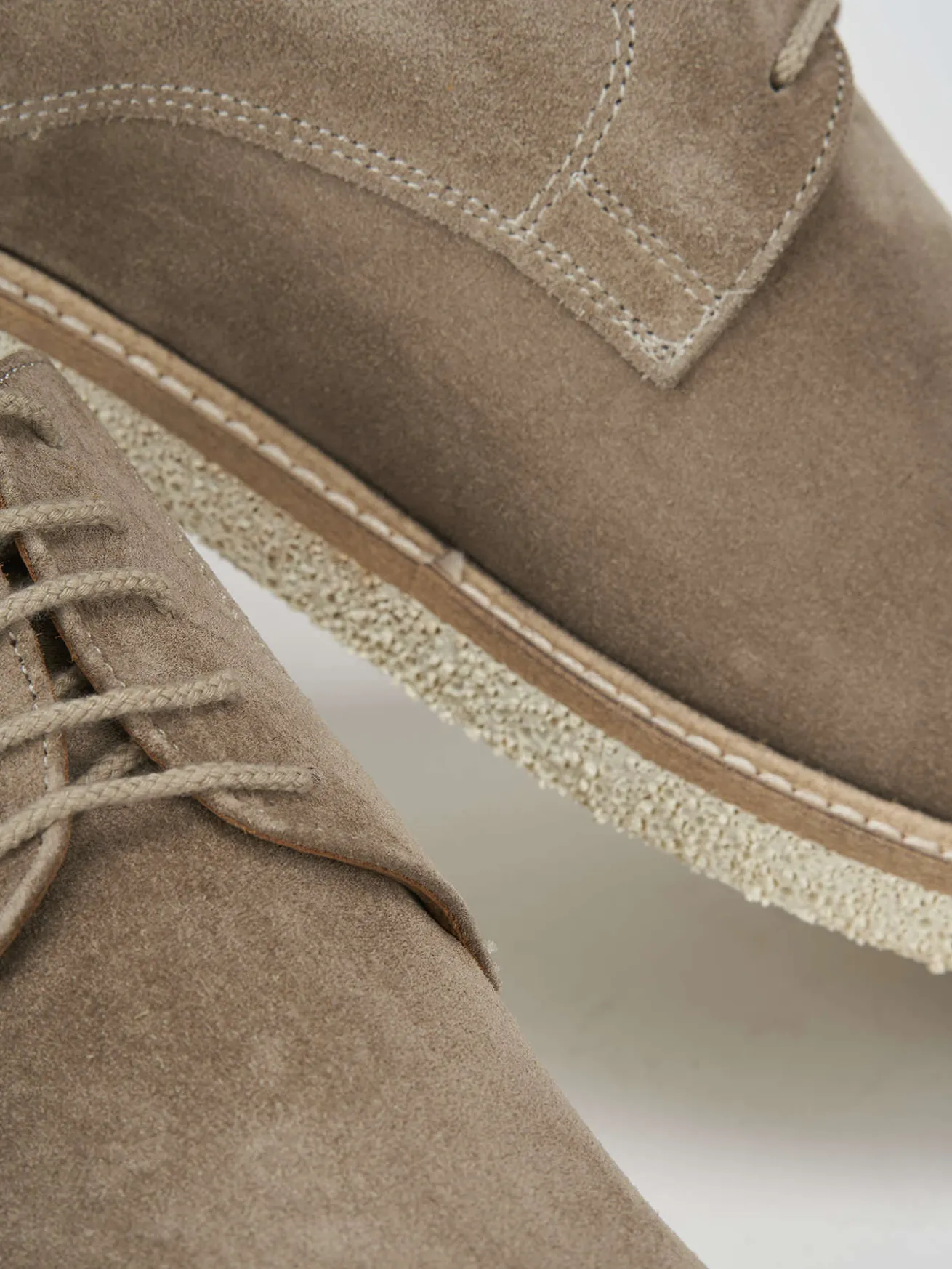 Stringate beige camoscio