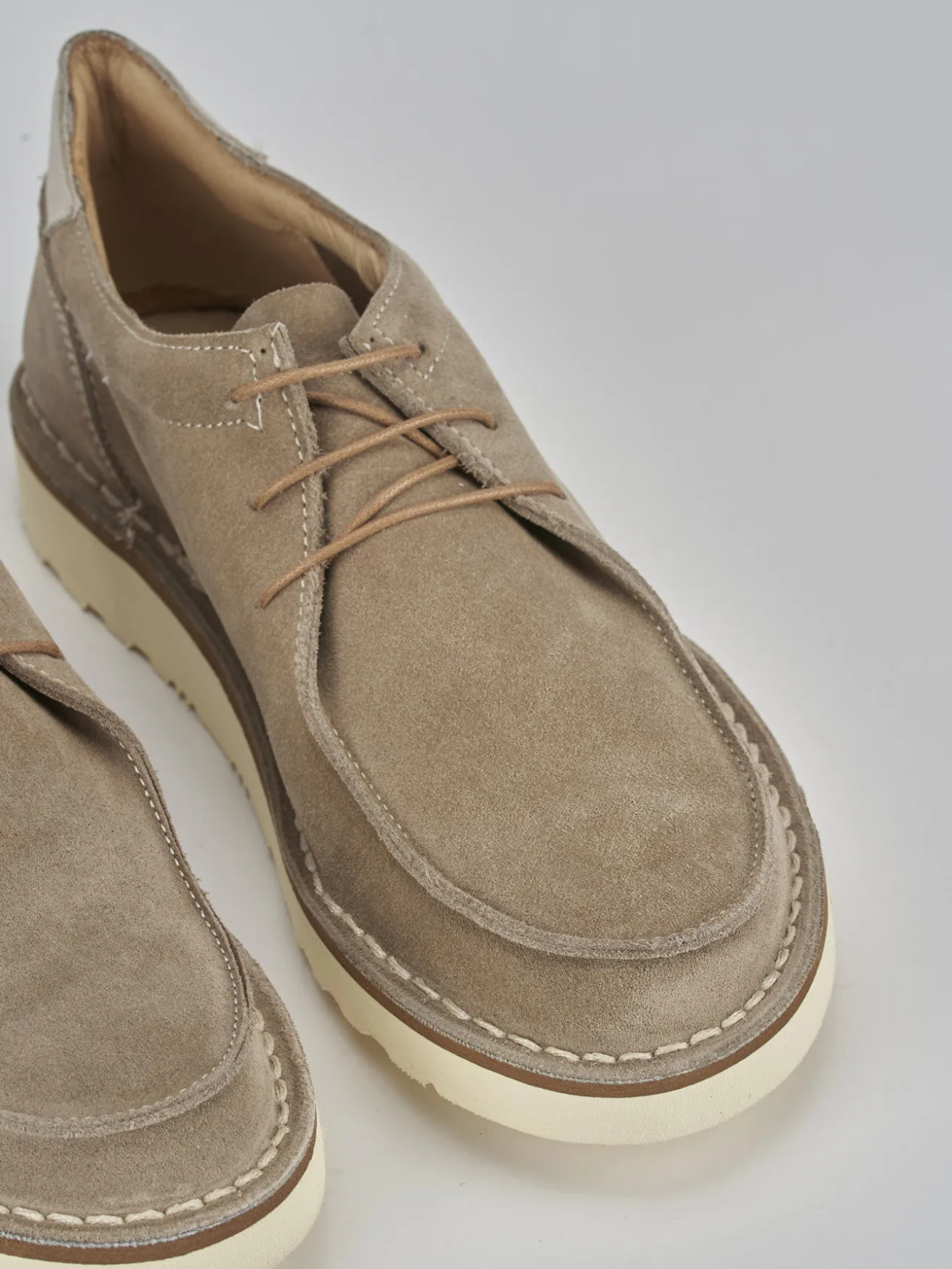 Stringate camoscio beige