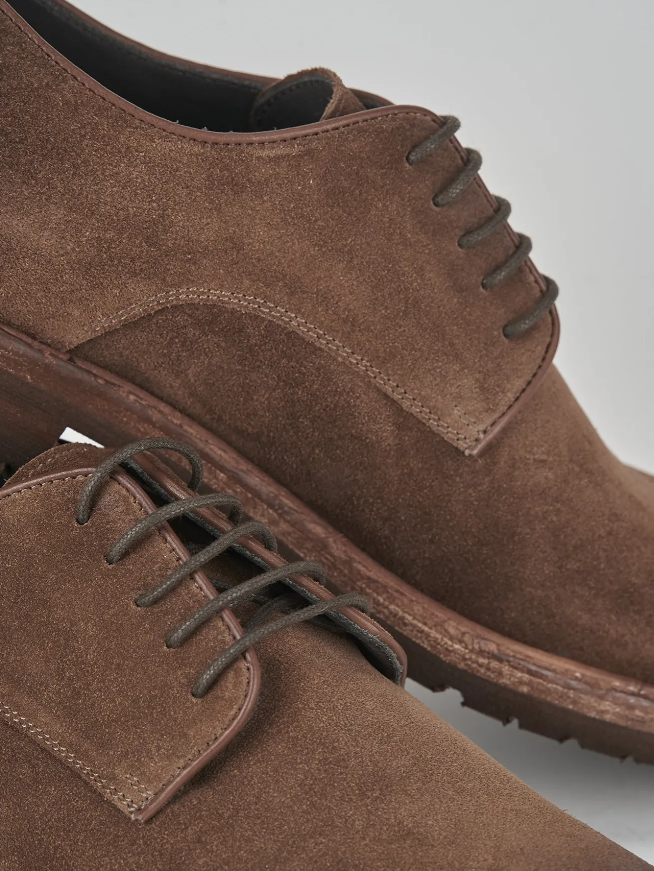 Stringate camoscio marrone