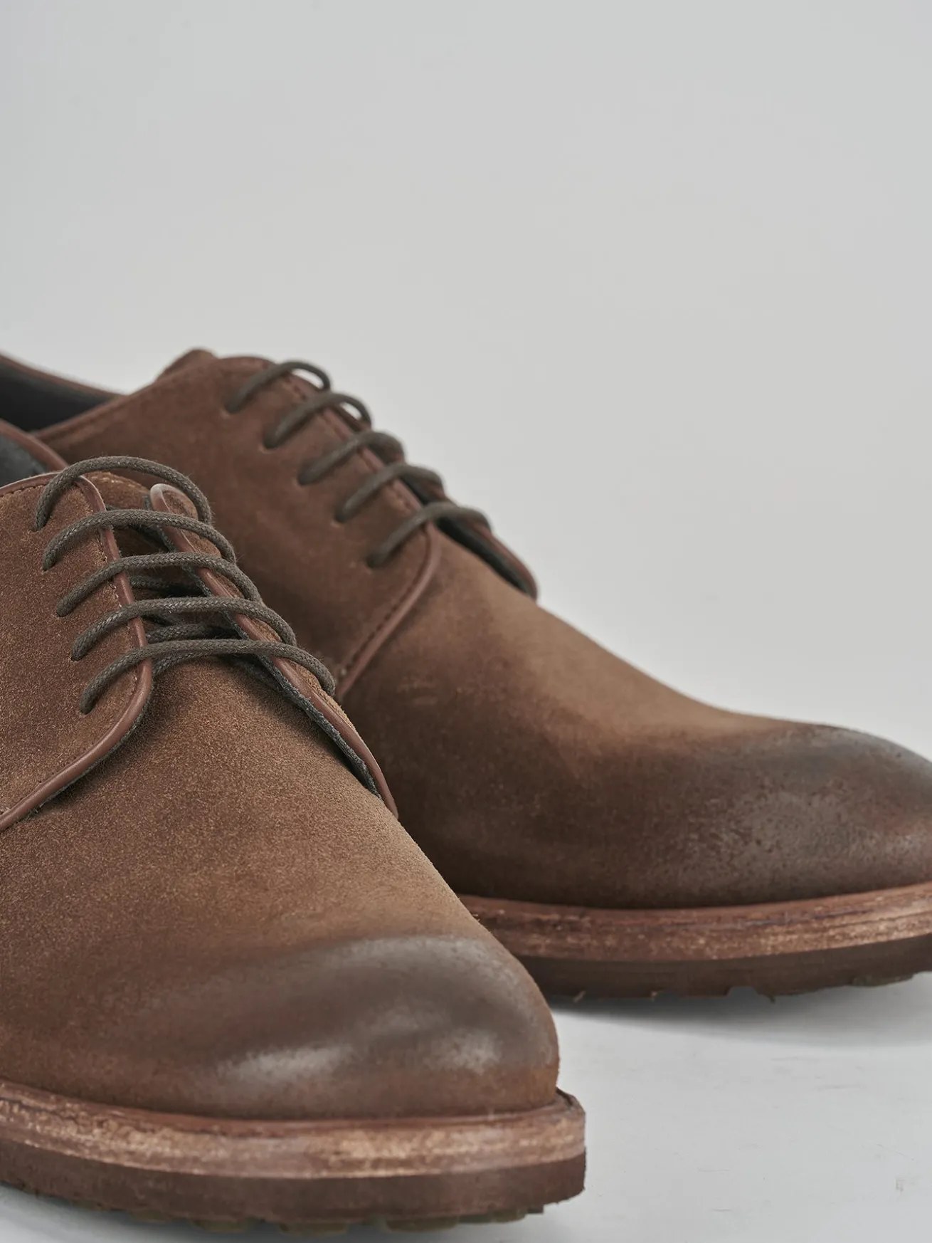 Stringate camoscio marrone