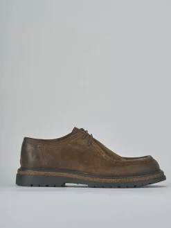 Stringate camoscio marrone